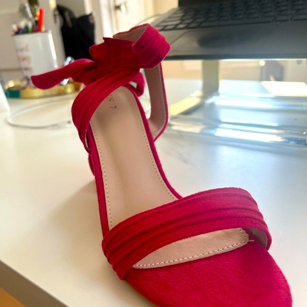 Size 7 brand new hot pink heels